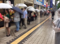 オープン当日、開店前の行列（「伝説のすた丼屋」公式ツイッターから）