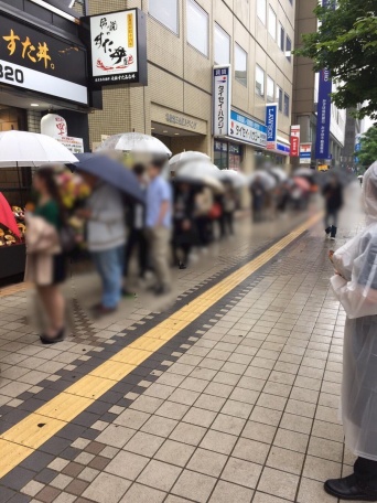 オープン当日、開店前の行列（「伝説のすた丼屋」公式ツイッターから）