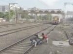 ひやひやする…。線路に足が引っかかっているところに列車が来て…！