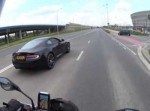 バイクに抜かれたことに腹を立てた車がやり返す⇒哀れすぎる”悲惨な結果”に…