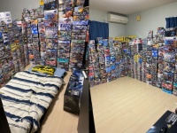 もともとは、弟さんの部屋で、2枚の写真はどちらも同部屋。「倉庫」代わりに使用中とのこと。（画像は群馬のマフティーヤバいプラモデル屋さん（yabaipuramoderu）さんから）