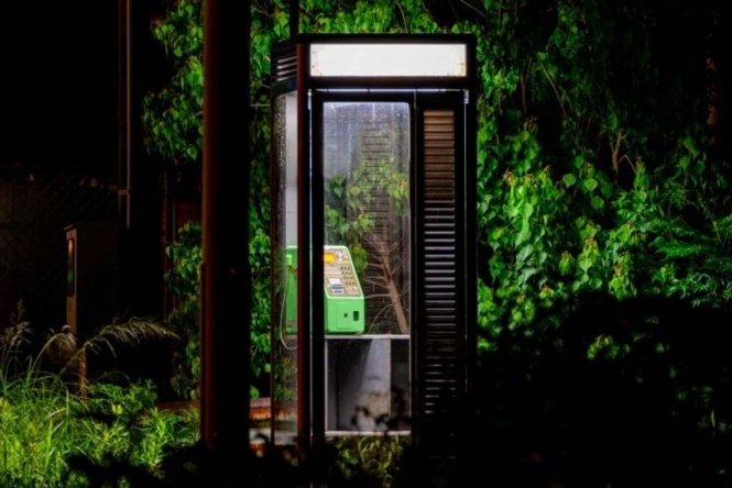 電話ボックスでハプニング（画像はphotoAC)