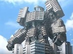 マンションが巨大ロボットに！　いったいこの先どうなる？