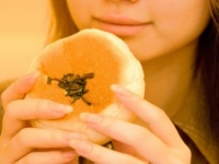 こっち見ないで!!　男子の前で食べるのが、恥ずかしい食べ物6つ