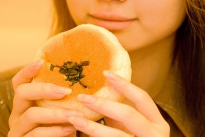 こっち見ないで!!　男子の前で食べるのが、恥ずかしい食べ物6つ