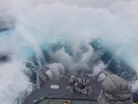 荒れ狂う南極海の恐ろしさ。密漁船を追う軍艦が波に飲み込まれる瞬間
