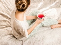 蒸し暑くて寝苦しい！　寝られない夜に快眠を手に入れるコツ【専門家監修】