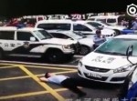 無理すぎ！　当たり屋がパトカーをターゲットに犯行を決行