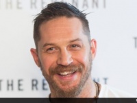 トム・ハーディ、新作伝記映画で暗黒街の帝王アル・カポネに扮した自身の画像を披露！