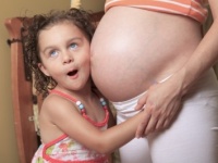 お腹で魚がピチッと跳ねた!?　「胎動」を初めて感じた時・11選