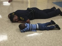 【ほっこり】一緒に寝そべってご機嫌斜めの子供をあやす警官の対応に称賛の声