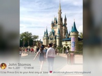 「ジェシーおじさん」ことジョン・ステイモスがディズニー・ワールドでコスプレデート！