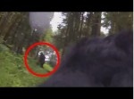 【恐怖】犬にカメラをセットしてみたら…　不気味な影が捉えられていた