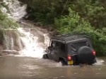 果たして、ジープは滝を登ることができるのか！？（動画）