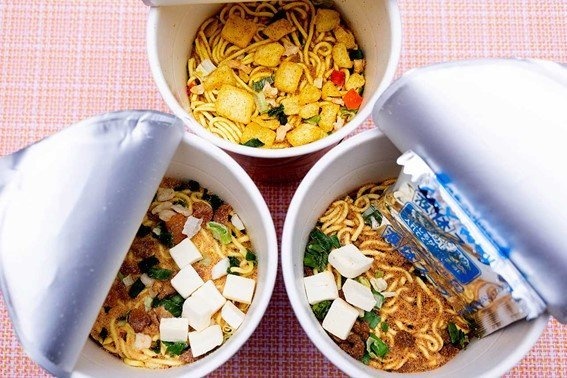 内容物（上）「三条カレーラーメン」、（左）「妙高とん汁ラーメン」、（右）「新潟麻婆麺」