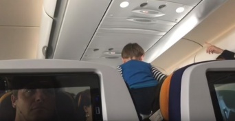 ８時間のフライト中、機内で叫び続けやりたい放題の男の子。ほとんど注意をしない母親（音声注意）