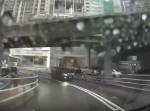 タイムトラベラー出現か！？　突然道路に人が現れ、去っていった…