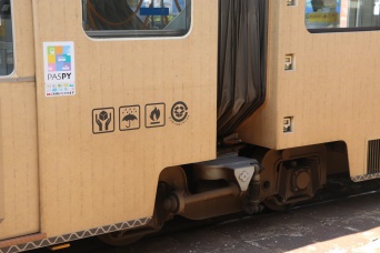 広島市内を『段ボール電車』が走っている！？　ネットでは「雨の日は運休なのかな」との声も