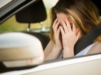 おえっ……！　女子がガマンできる車は「汚い」or「くさい」？