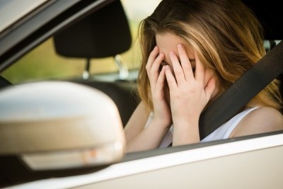 おえっ……！　女子がガマンできる車は「汚い」or「くさい」？