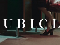 トイレの中で何かが起きる！4分間でゾクゾクするショートホラーフィルム「キュービクル」