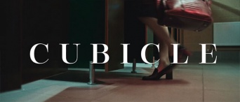 トイレの中で何かが起きる！4分間でゾクゾクするショートホラーフィルム「キュービクル」