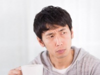 ほかの男性と楽しそうに話す彼女を見て、彼氏はどう思う？