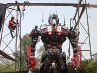 自動車やトラックの廃材を利用して作られたスチームパンクっぽいトランスフォーマーロボ