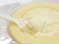 コンビニで2週間限定。定時後のカスタードくりーむロールケーキ