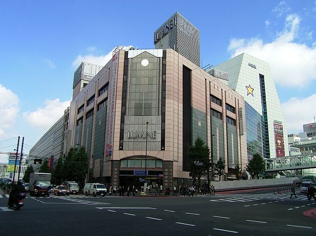 ルミネ新宿１（Dexsさん撮影、Wikimedia Commonsより）