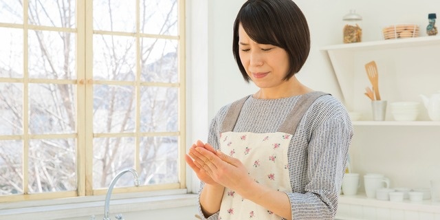 爪の不調に悩む女性