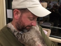 劣悪な環境から救助され人間に怯えていた猫が、心を開き永遠の家を見つけるまでの物語（アメリカ）