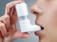 吸入ステロイド薬が普及しても国内で年間1500人以上が喘息死（shutterstock.com）