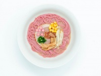 ラーメン「運命の赤い糸」（画像は公式ウェブサイト