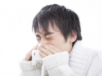 もー、マジで集中できなくて困ってます……！　まわりの人の“気になって仕方のないクセ”4つ