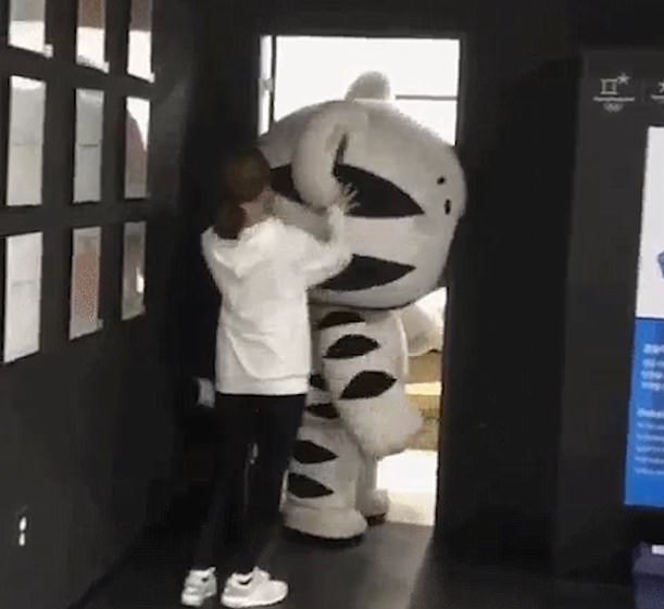 頭がはさまる