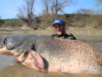 巨大ナマズゲットだぜ！約2.8メートルのナマズを釣り上げた男性（イタリア）