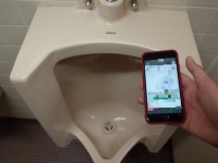小便器×スマホ（画像は編集部撮影、編）