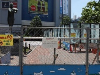 フェンスに無数の南京錠が…高田馬場駅前が「恋愛祈願スポット」に!?