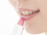 秋に手放せないリップクリーム⇒男性がかわいいと思うのは「スティック」or「バーム」？