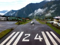 崖っぷちの短い滑走路。世界一危険な空港への着陸映像