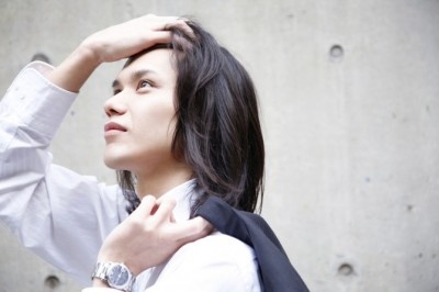 鏡見すぎだから！　女性に聞いた、ナルシストな男性の特徴3選