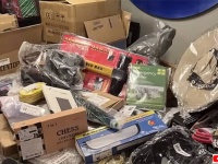 ブラッシング詐欺か？注文していない商品が大量に中国の通販業者から届いて困惑する女性