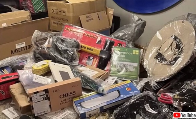 ブラッシング詐欺か？注文していない商品が大量に中国の通販業者から届いて困惑する女性