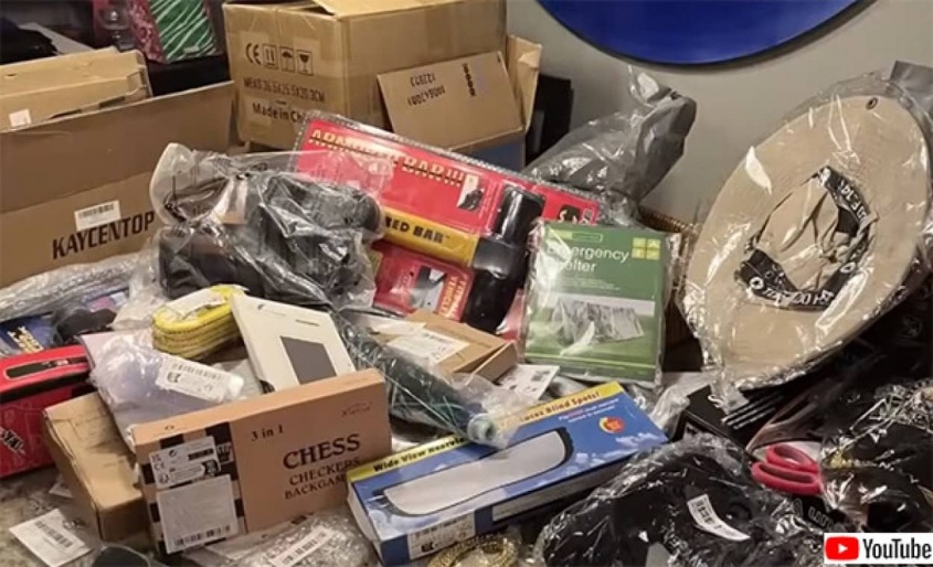 ブラッシング詐欺か？注文していない商品が大量に中国の通販業者から届いて困惑する女性