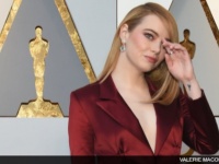 ジェニファー・ローレンスが親友エマ・ストーンを指さして笑う動画が話題に