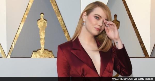 ジェニファー・ローレンスが親友エマ・ストーンを指さして笑う動画が話題に