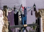 ６５歳の女性、近隣住民から「パンツを干すな」と怒られる