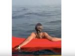 海に浸かる女性をこの後襲う仰天ハプニングとは！？