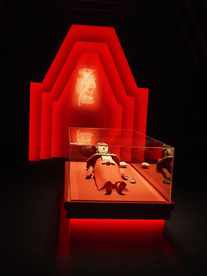 「赤の女王」展示空間/『古代メキシコ ―マヤ、アステカ、テオティワカン』